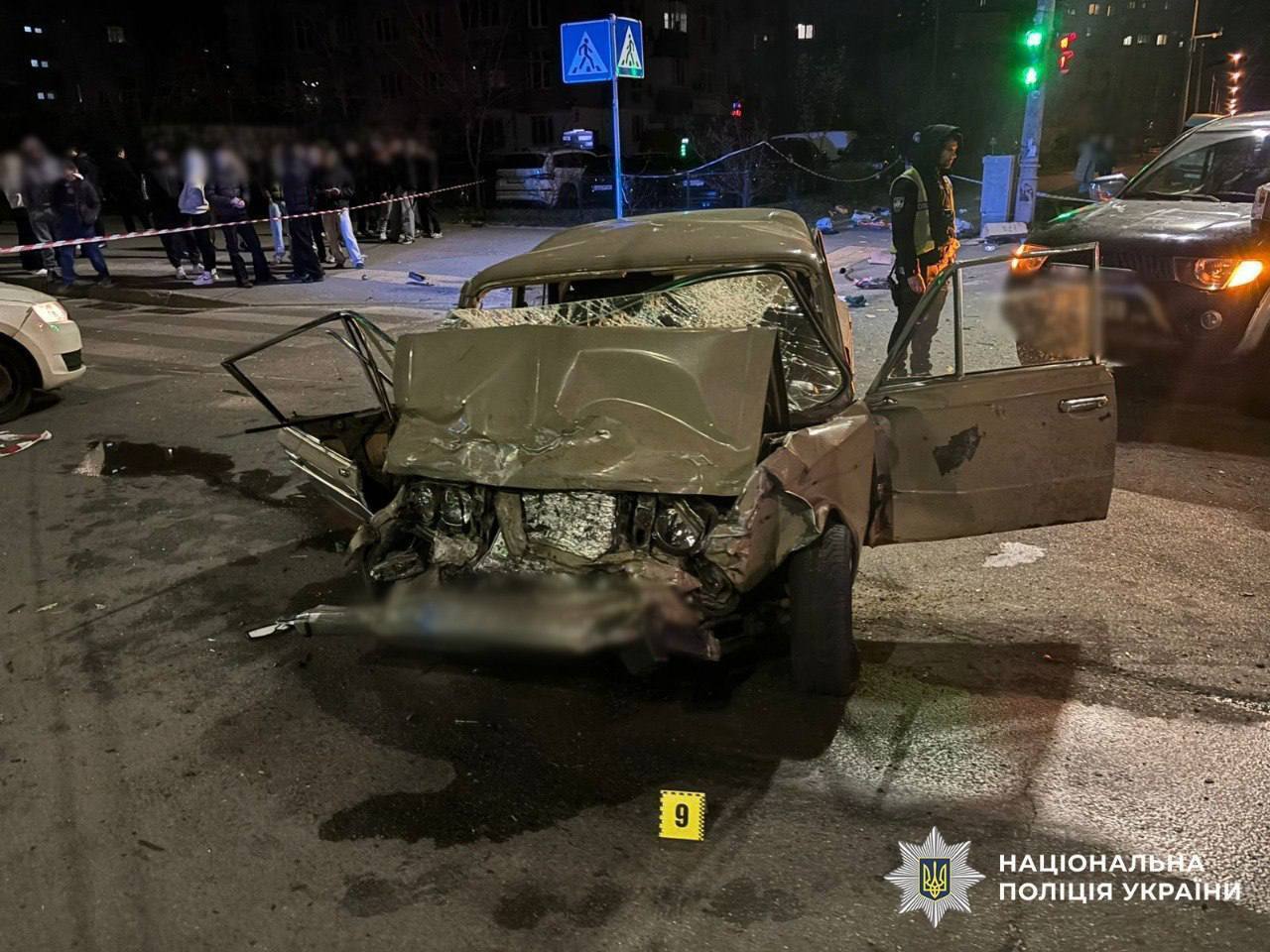 В Киеве на Троещине пьяный водитель устроил ДТП: среди пострадавших трое подростков. Фото и подробности