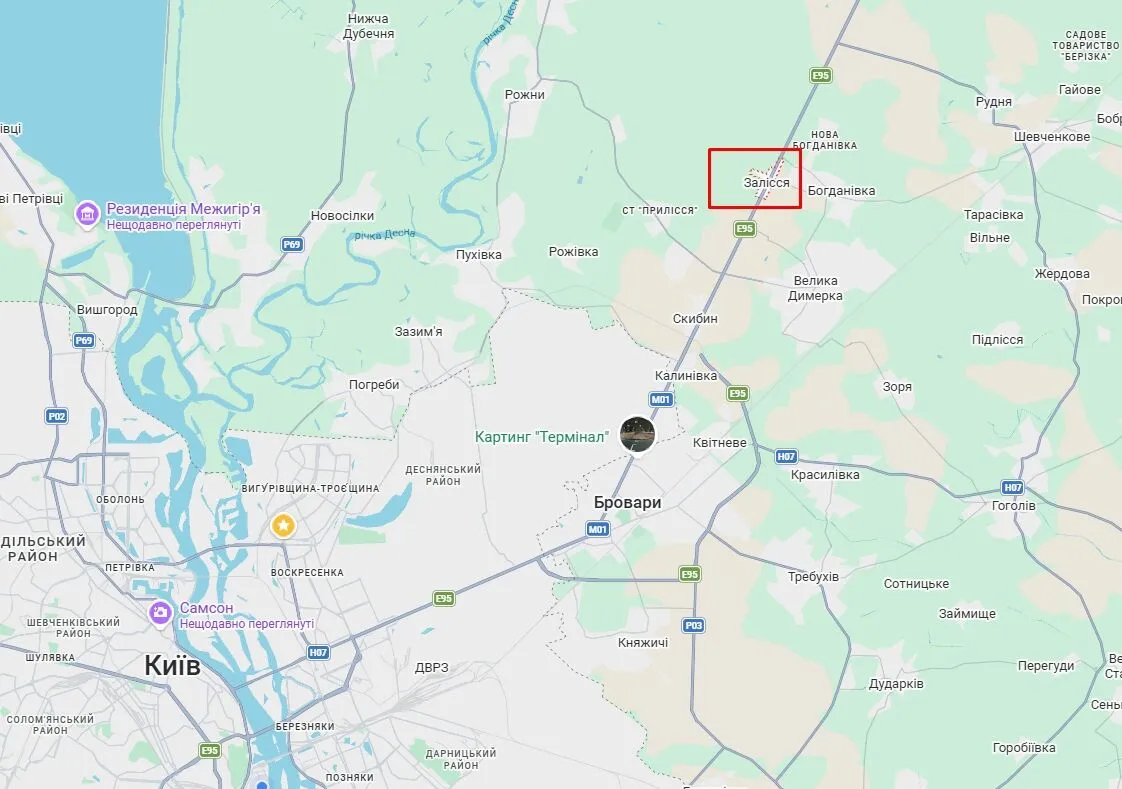 Під Києвом зіткнулись дві вантажівки: одного з водіїв затисло в салоні понівеченого авто. Подробиці та фото