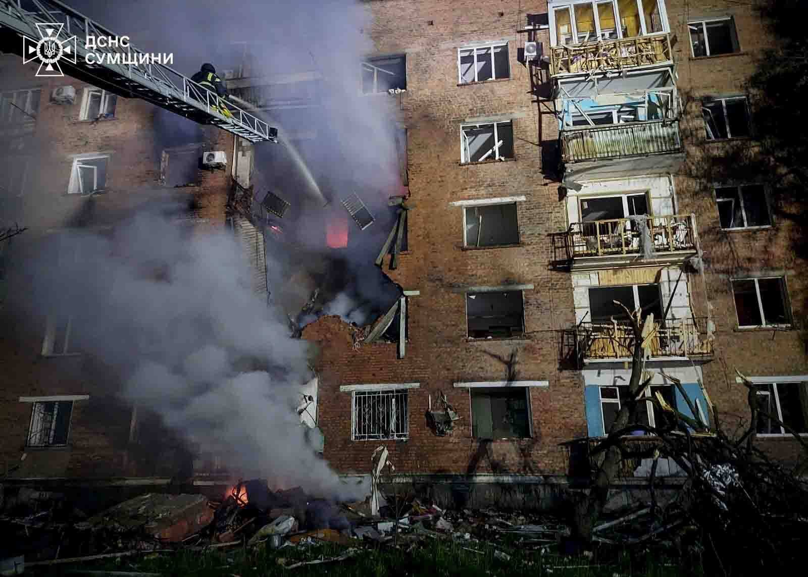 РФ массированно атаковала Сумщину: в Конотопе разрушена многоэтажка, есть жертва и пострадавшие. Фото и видео