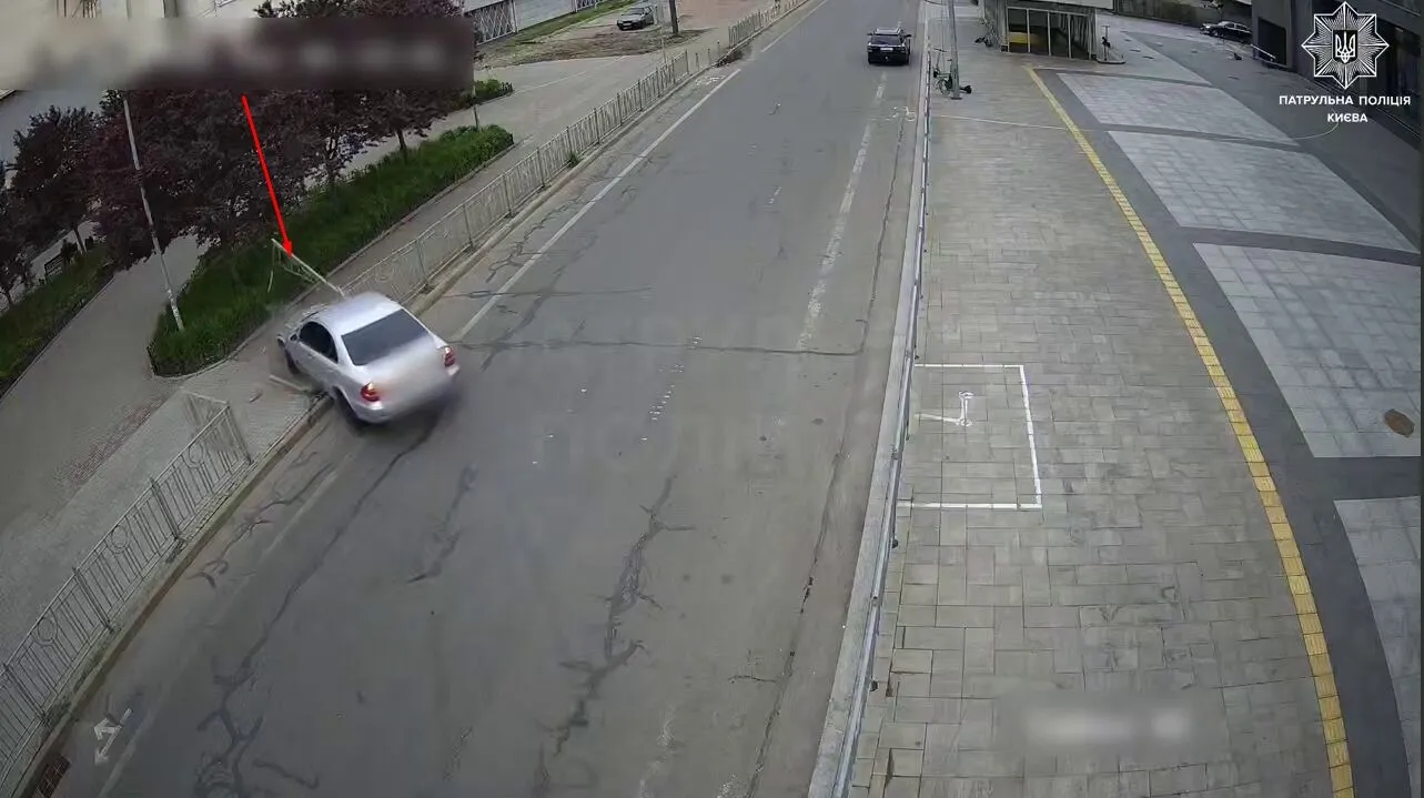 У Києві п’яний водій Mercedes протаранив металеву огорожу, а потім втік з місця ДТП. Відео
