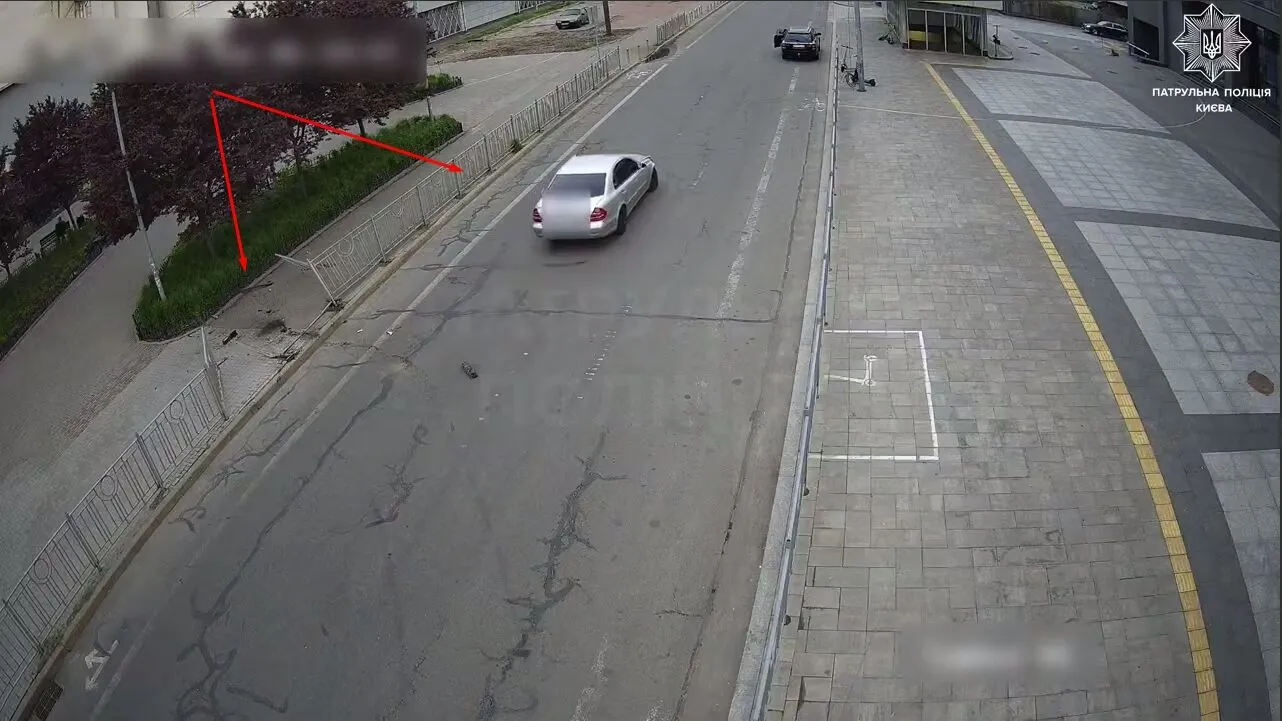 У Києві п’яний водій Mercedes протаранив металеву огорожу, а потім втік з місця ДТП. Відео