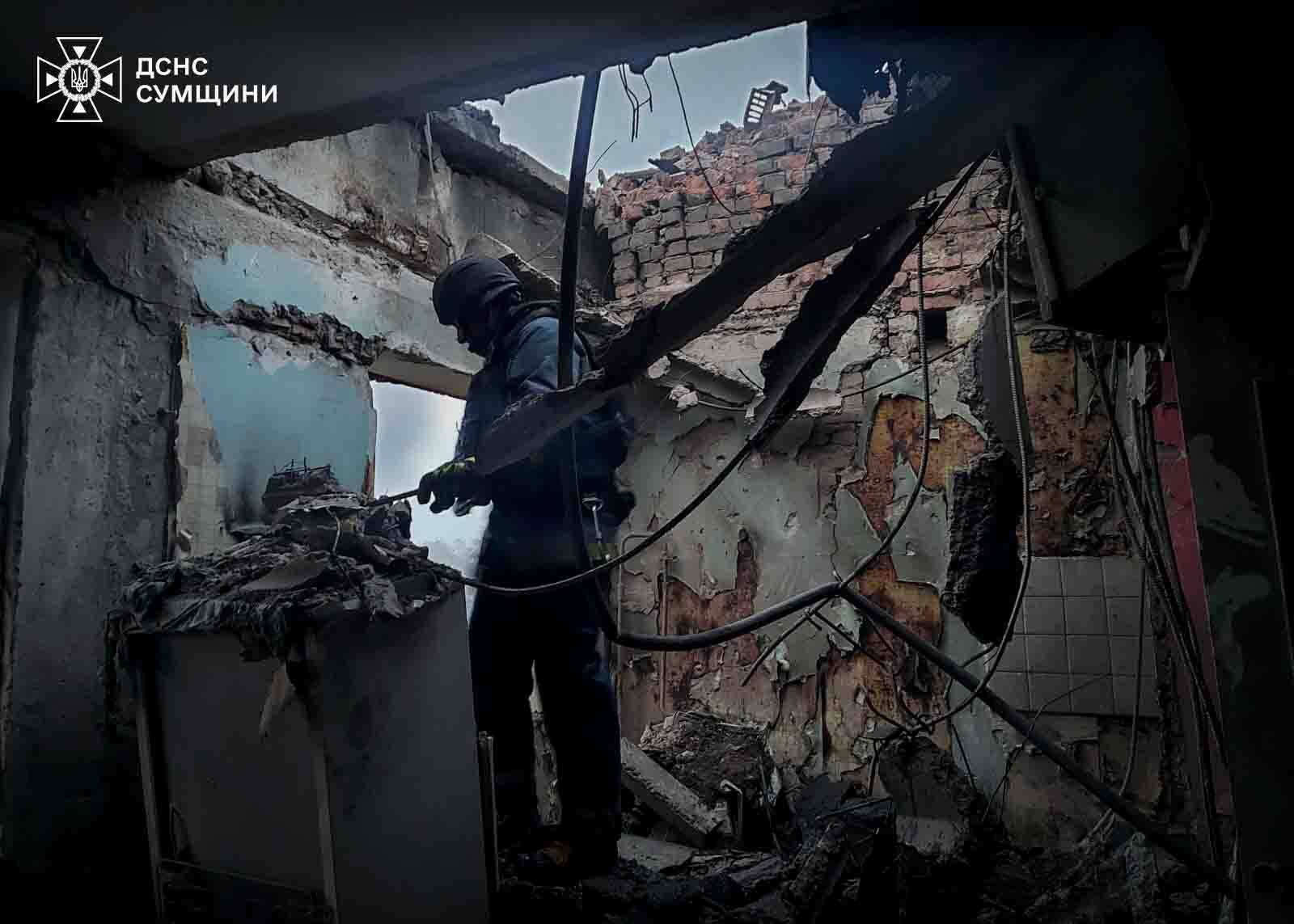 РФ массированно атаковала Сумщину: в Конотопе разрушена многоэтажка, есть жертва и пострадавшие. Фото и видео