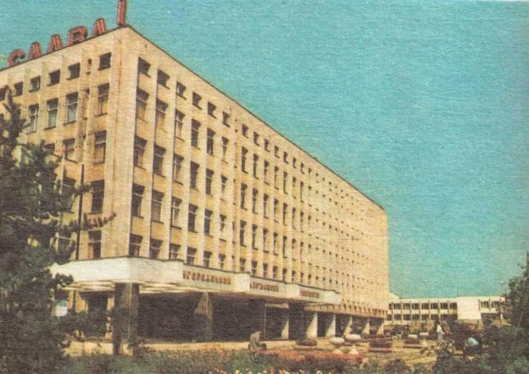 Каким был Ужгород в 80-х: уже тогда славился сакурой. Фото