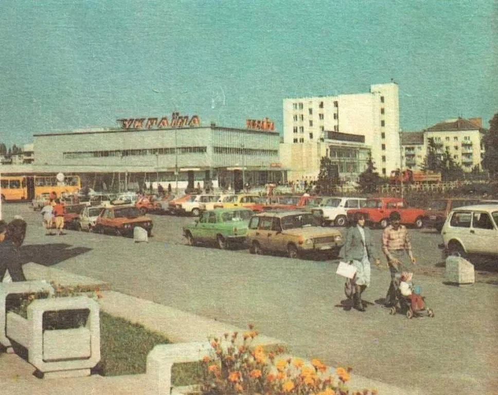 Каким был Ужгород в 80-х: уже тогда славился сакурой. Фото