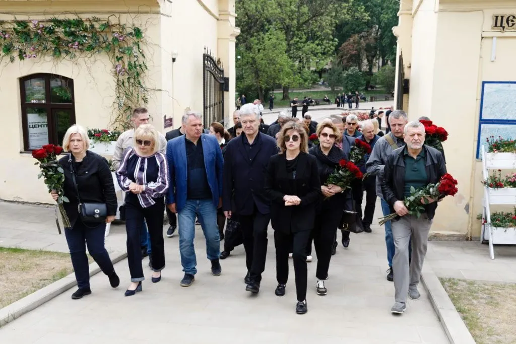 "Украина будет помнить твои дела": Порошенко с фракцией "ЕС" приехал на прощание с Кубивым