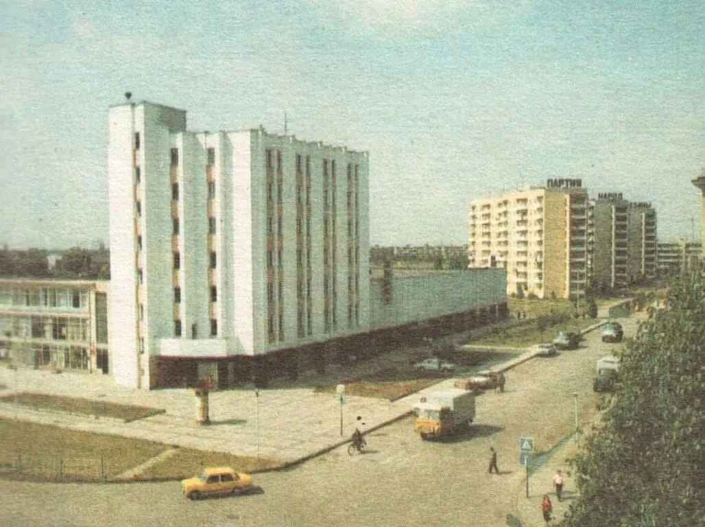 Каким был Ужгород в 80-х: уже тогда славился сакурой. Фото