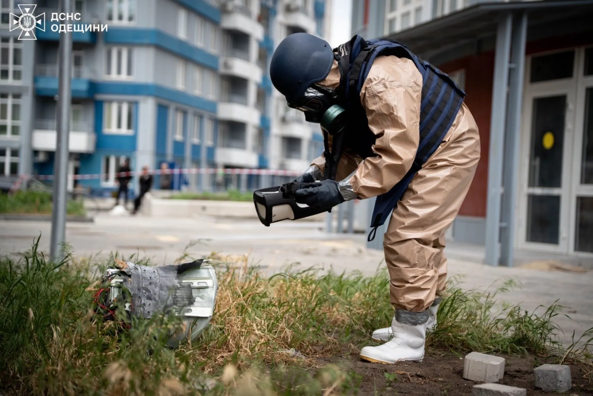 Застряг на рівні 15 поверху: в Одесі зі стіни будинку вилучили російський безпілотник. Фото