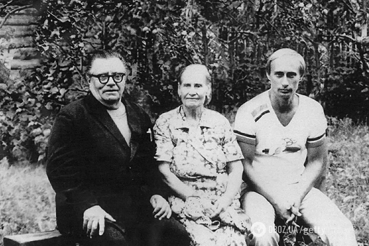 Молодий Володимир Путін з батьками Володимиром-старшим та Марією Путіними
