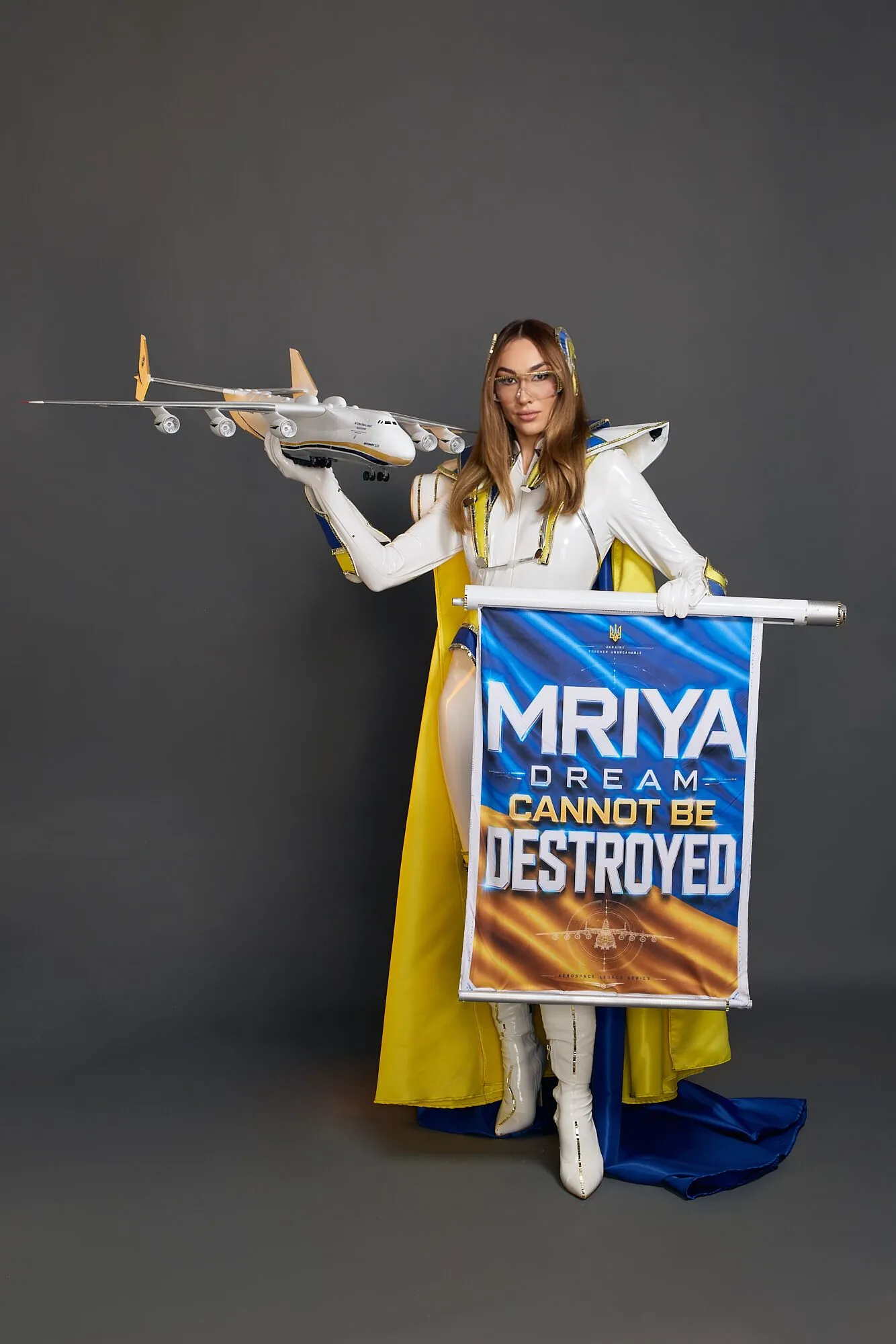 Украинская "королева красоты" покажет на международном конкурсе костюм в стиле "Мечты": макет самолета над головой и турбина за спиной