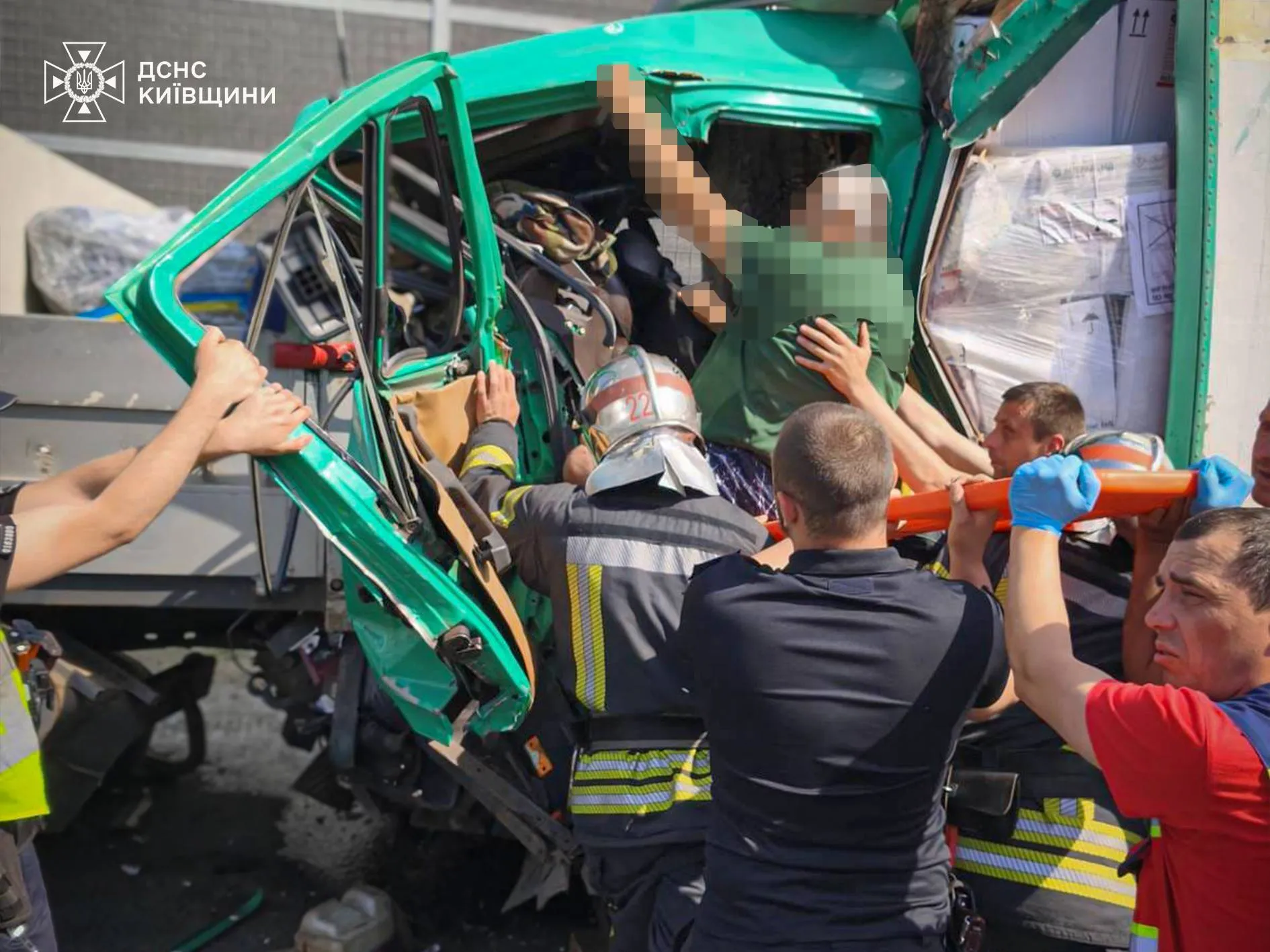 Під Києвом зіткнулись дві вантажівки: одного з водіїв затисло в салоні понівеченого авто. Подробиці та фото