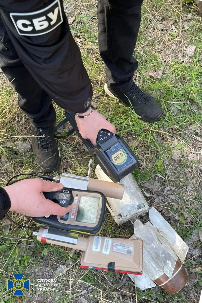 СБУ виявила підвищений радіаційний фон на уламках ракети з російського дрона, яким ворог атакував Чернігівщину. Фото