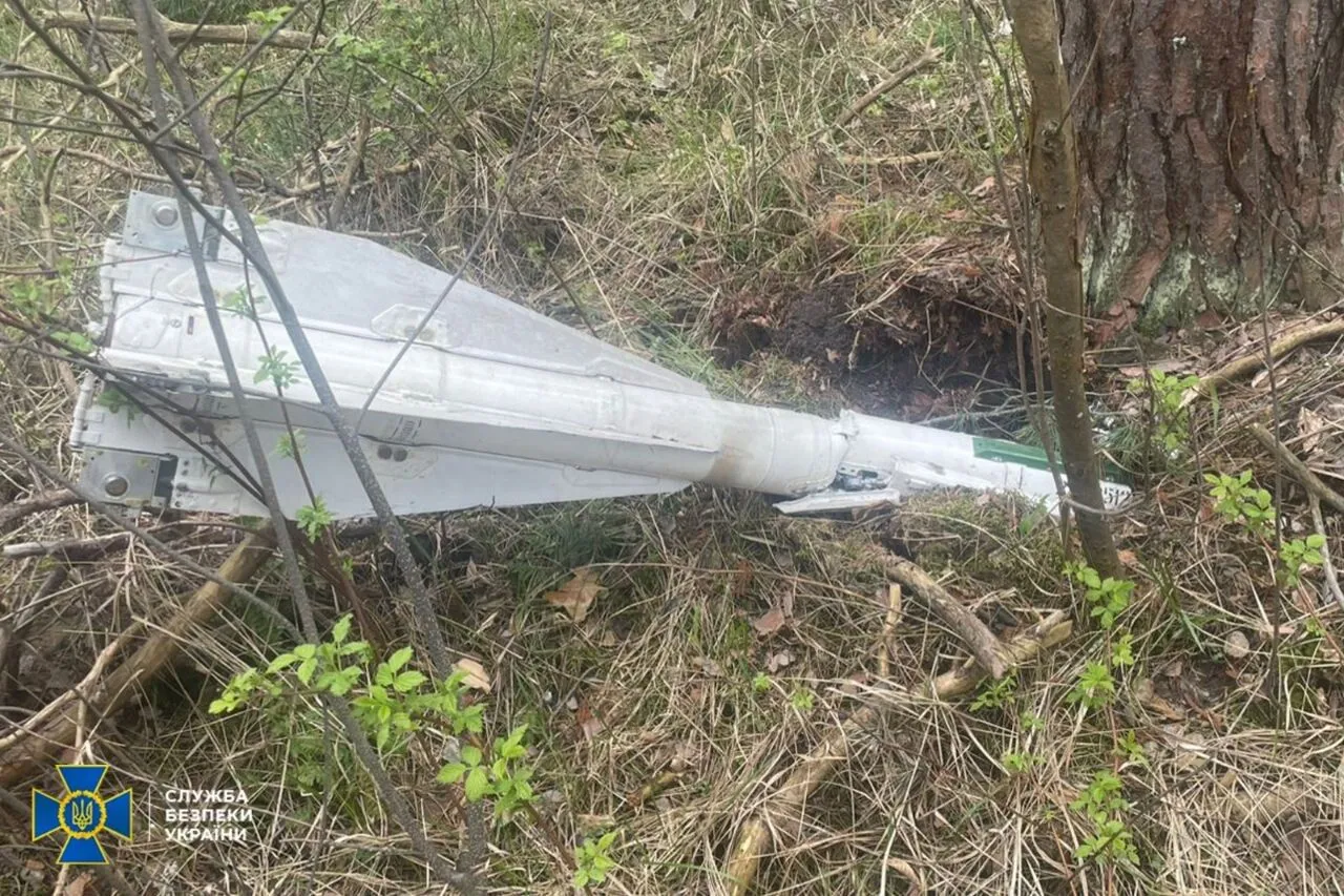 СБУ виявила підвищений радіаційний фон на уламках ракети з російського дрона, яким ворог атакував Чернігівщину. Фото