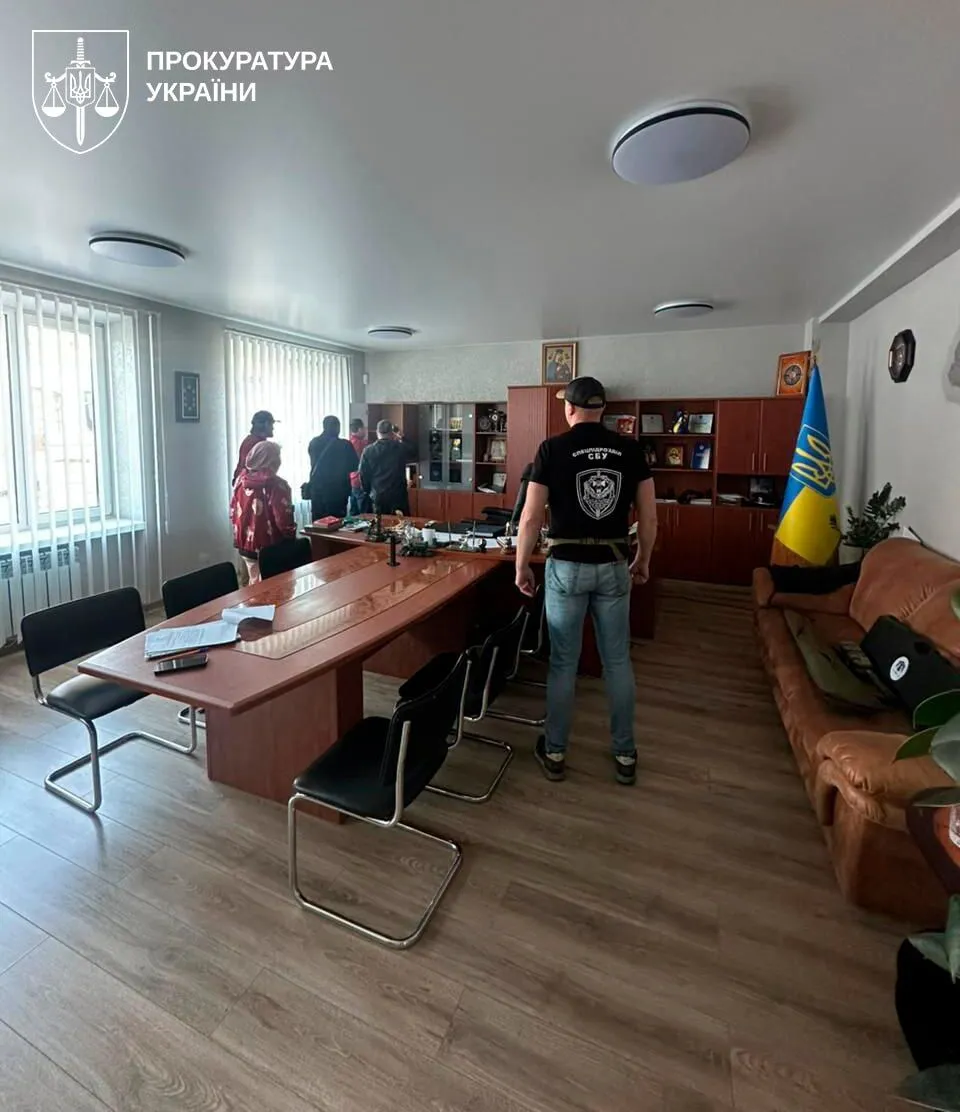 Во время обысков у топ-чиновников Нацполиции изъяли элитный автопарк, оружие и более 22 млн наличных. Фото
