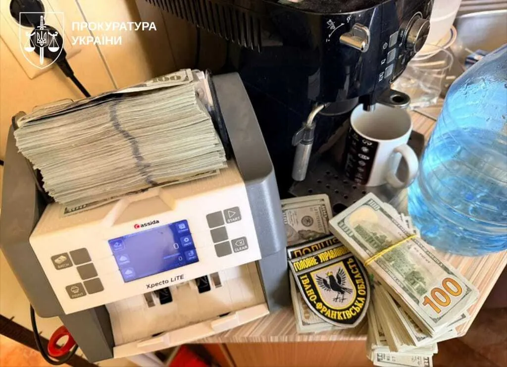 Во время обысков у топ-чиновников Нацполиции изъяли элитный автопарк, оружие и более 22 млн наличных. Фото
