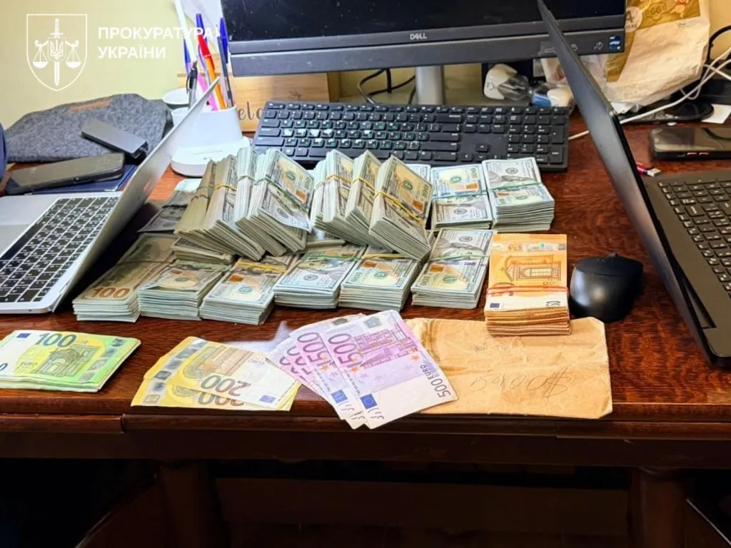 Во время обысков у топ-чиновников Нацполиции изъяли элитный автопарк, оружие и более 22 млн наличных. Фото