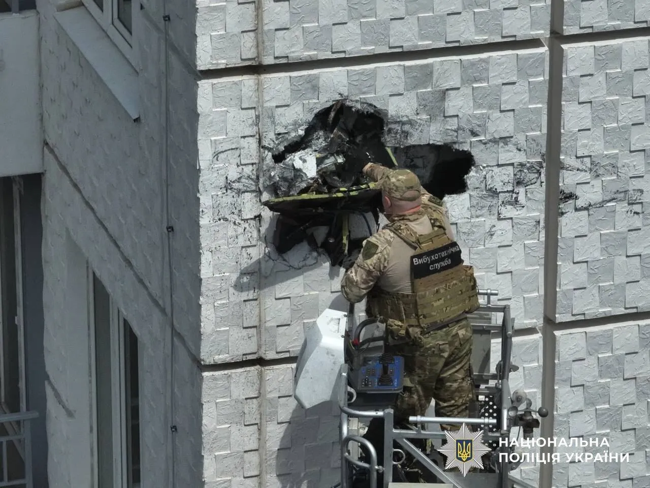 Застряг на рівні 15 поверху: в Одесі зі стіни будинку вилучили російський безпілотник. Фото