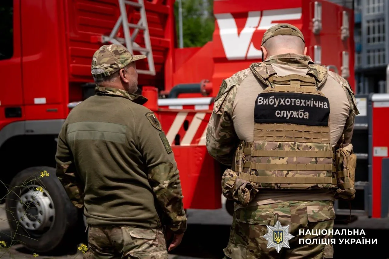 Застряг на рівні 15 поверху: в Одесі зі стіни будинку вилучили російський безпілотник. Фото