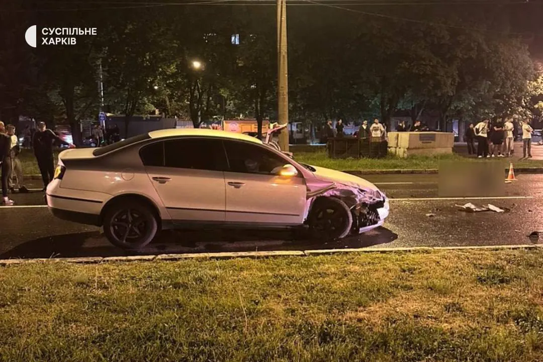 У Харкові автомобіль збив двох підлітків, хлопець помер на місці, дівчина у лікарні: усі подробиці. Фото та відео