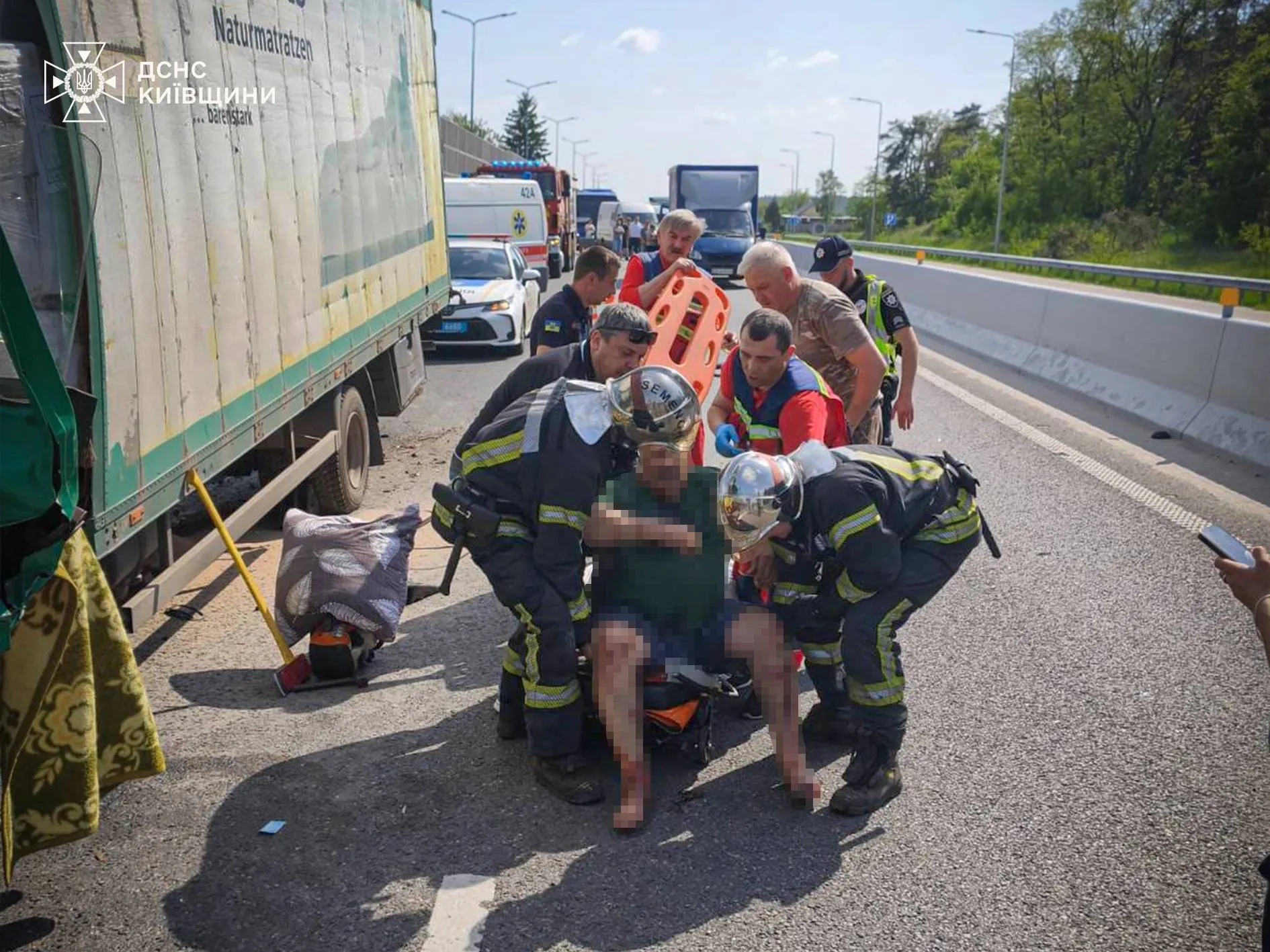 Під Києвом зіткнулись дві вантажівки: одного з водіїв затисло в салоні понівеченого авто. Подробиці та фото