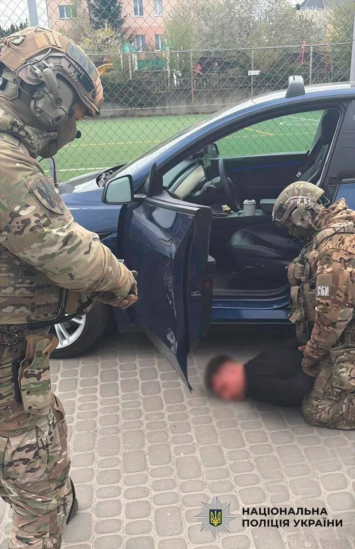За $26 тыс. лесами в Венгрию: полицейские Киеве разоблачили очередную схему заработка на уклонистах. Фото