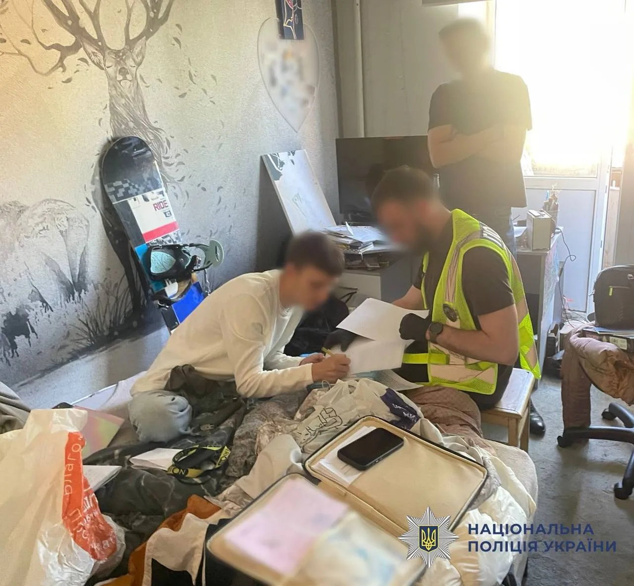 У Києві 20-річний шахрай-рецидивіст ошукав доньку загиблого воїна на 700 тисяч гривень. Подробиці та фото