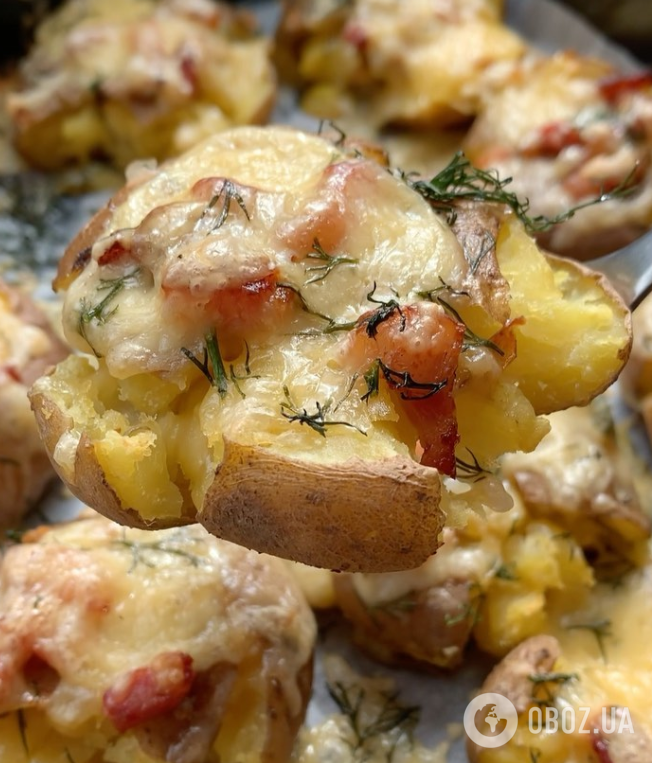 Вкусный запеченный картофель с беконом и сыром: как приготовить сытное блюдо на ужин