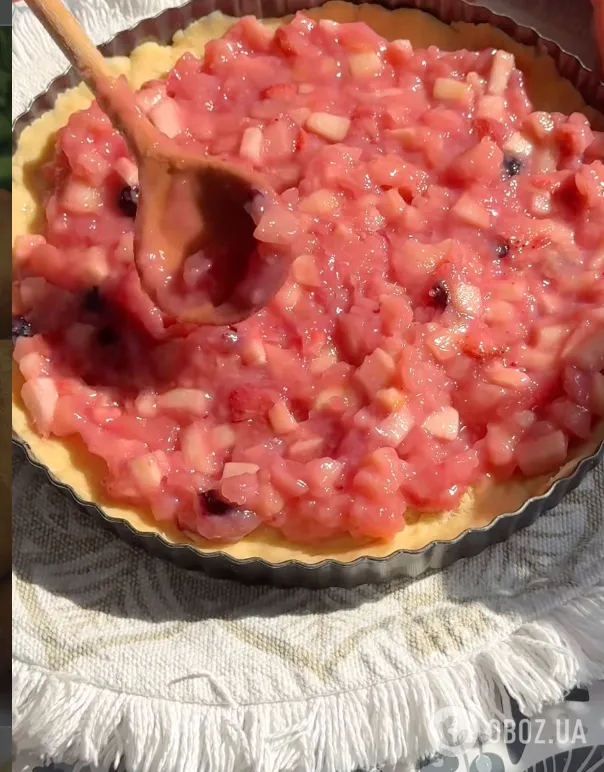 Воздушный яблочный пирог с нежным кремом: делимся рецептом вкусного домашнего десерта