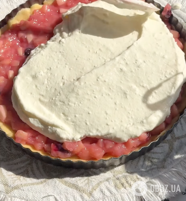 Воздушный яблочный пирог с нежным кремом: делимся рецептом вкусного домашнего десерта