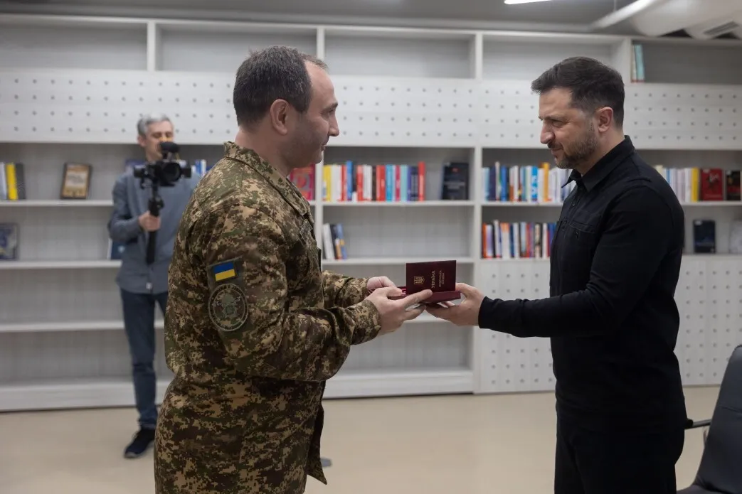"Там, де є технології, є сильний захист": Зеленський вручив нагороди українським науковцям. Відео
