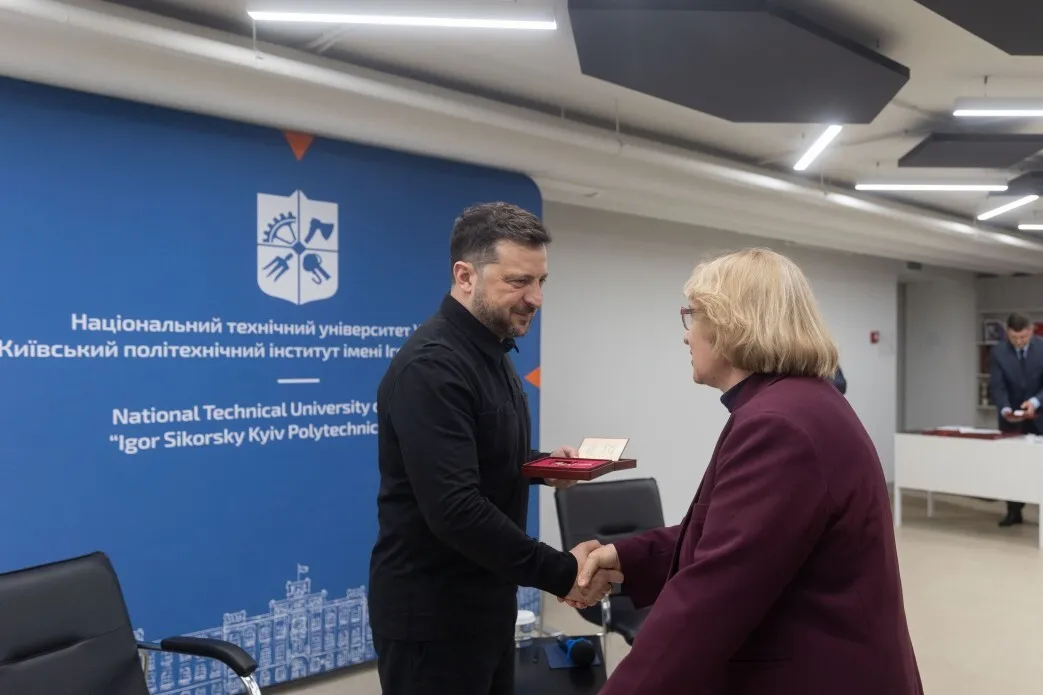 "Там, де є технології, є сильний захист": Зеленський вручив нагороди українським науковцям. Відео