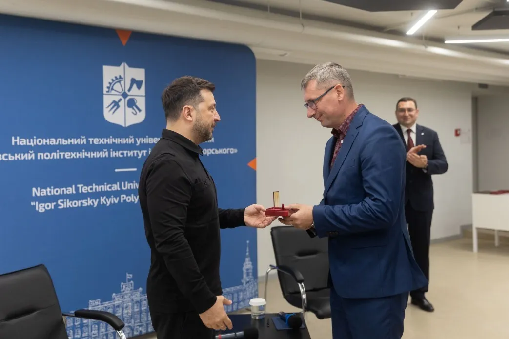"Там, де є технології, є сильний захист": Зеленський вручив нагороди українським науковцям. Відео