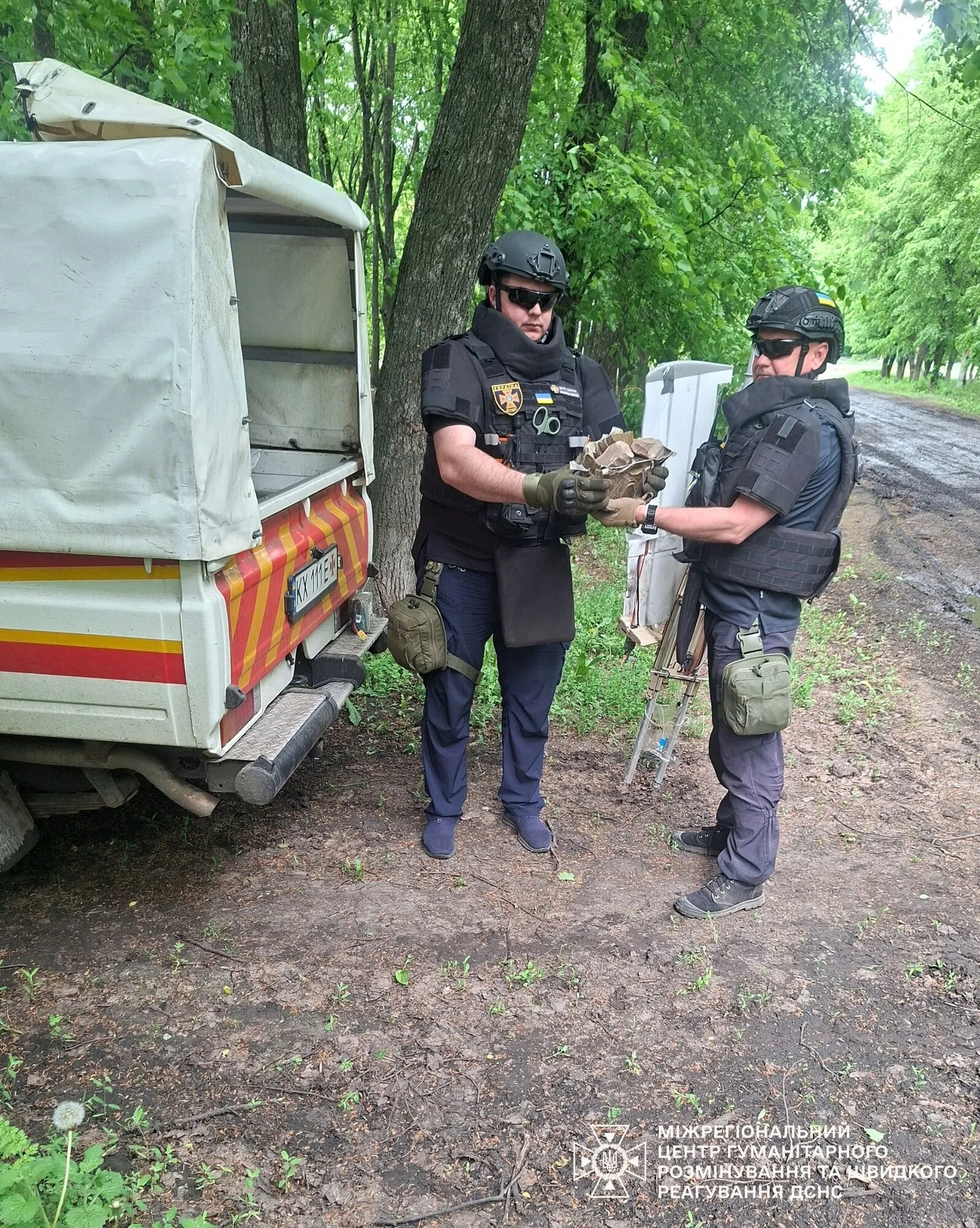 На Харківщині сапери зняли з даху будинку російський безпілотник із протитранспортною міною. Фото
