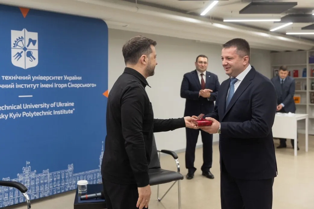 "Там, де є технології, є сильний захист": Зеленський вручив нагороди українським науковцям. Відео