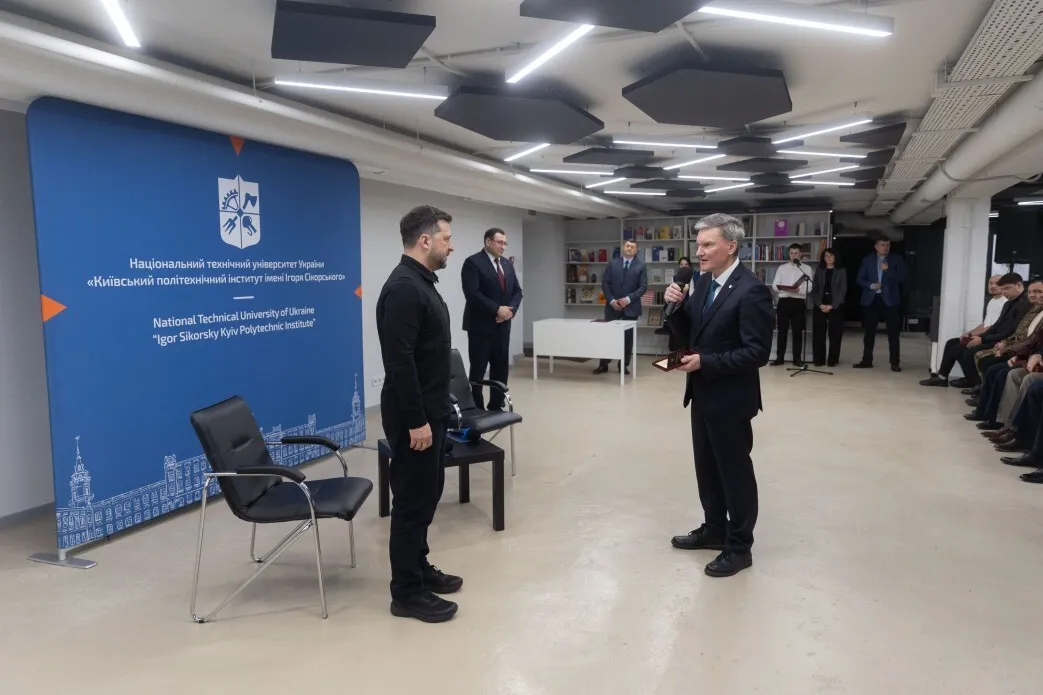 "Там, де є технології, є сильний захист": Зеленський вручив нагороди українським науковцям. Відео