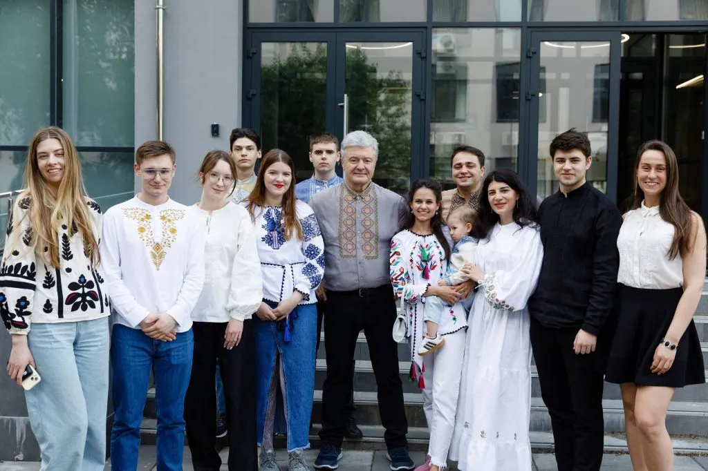 "Те, що обʼєднує українців": Порошенко у День вишиванки показав святкове фото із командою