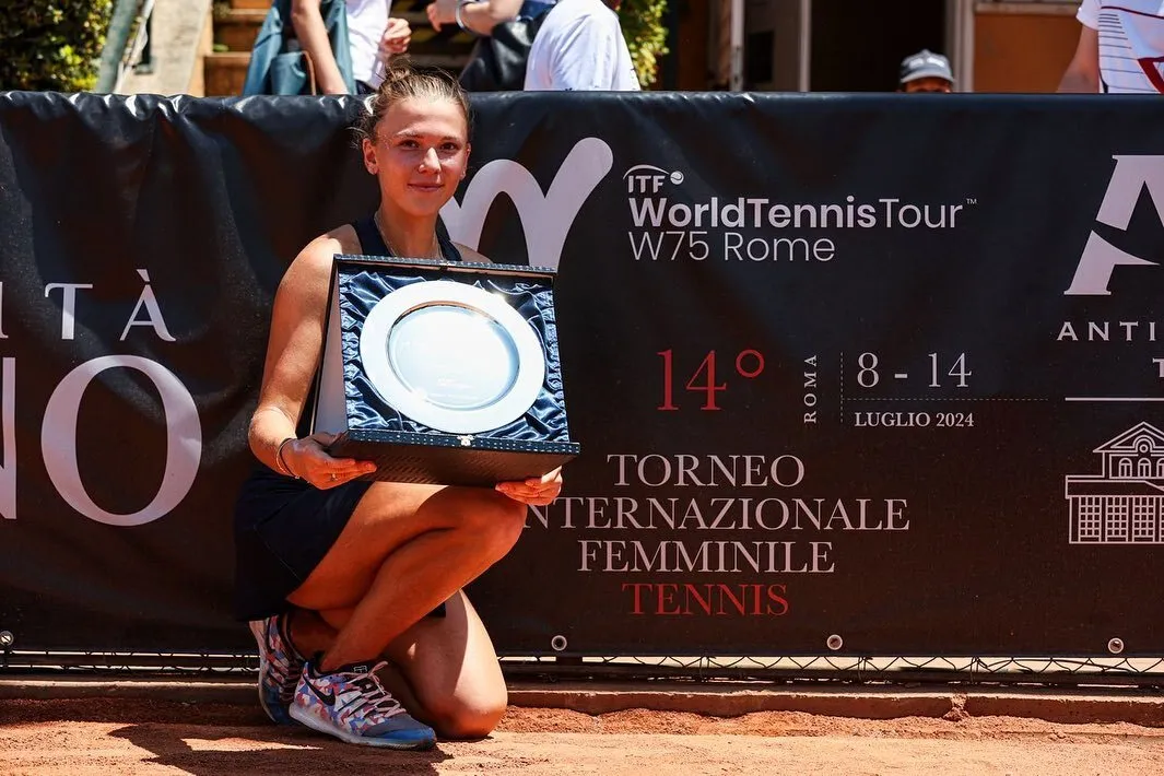 Российская теннисистка-чемпионка перед игрой с украинкой на Roland Garros отказалась выступать за Россию и получила паспорт Испании