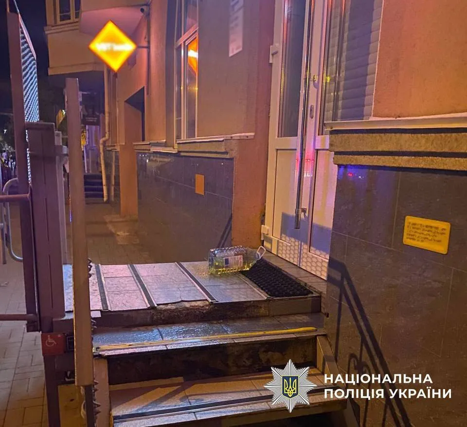 Намагався підпалити відділення банку, виконуючи завдання "співробітника СБУ": у Києві затримали зловмисника. Фото