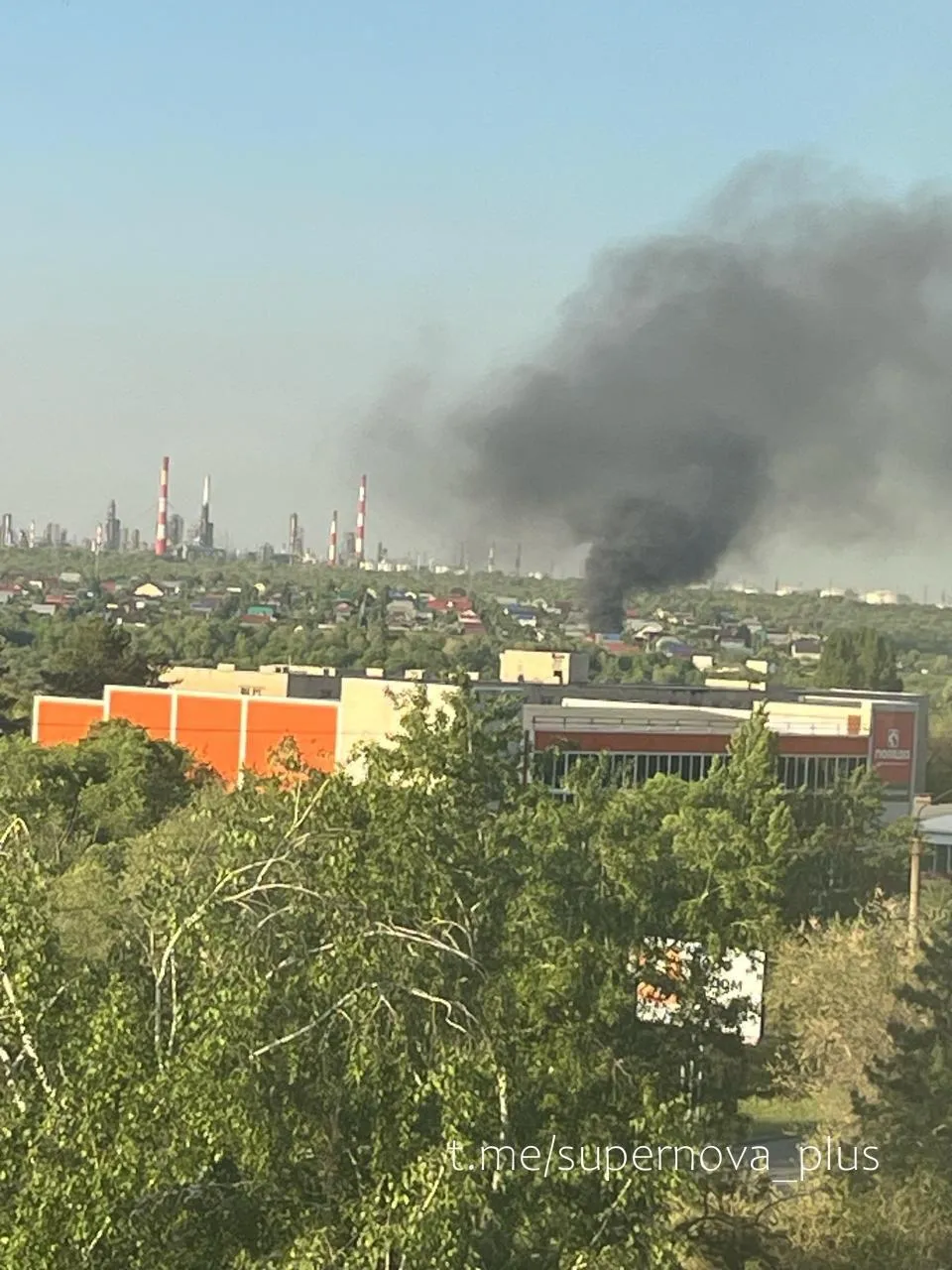 У Сизрані атаковано НПЗ: після вибухів сталася пожежа, піднявся дим. Фото і відео