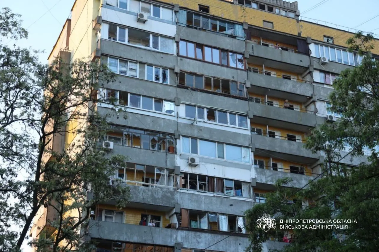 Россия утром атаковала Днепр: повреждены дома, есть пострадавшая. Фото
