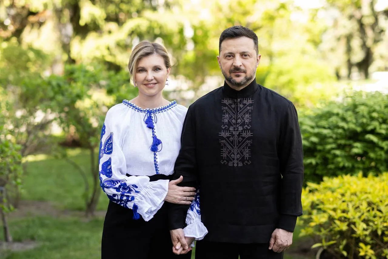 Які приховані символи зашифровані в вишиванці Олени Зеленської за понад 18 тисяч грн. Фото