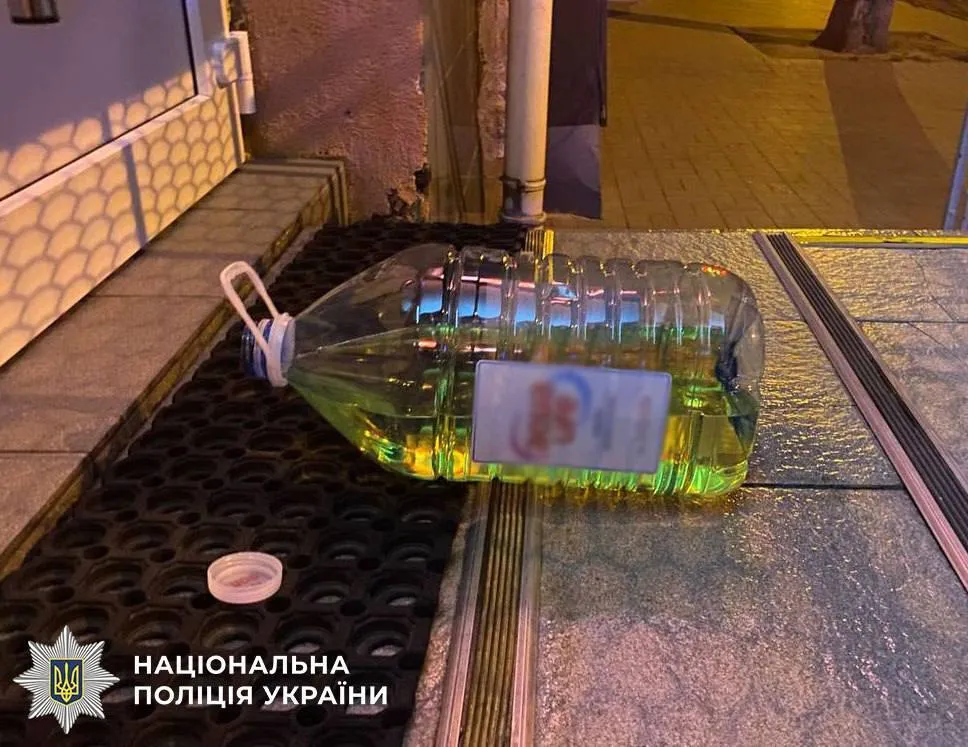 Намагався підпалити відділення банку, виконуючи завдання "співробітника СБУ": у Києві затримали зловмисника. Фото