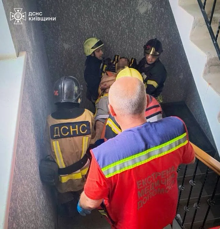 Под Киевом мужчина выжил после падения из окна на 8 этаже на крышу магазина. Видео спасения и фото