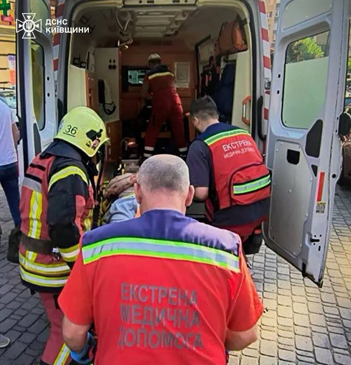 Под Киевом мужчина выжил после падения из окна на 8 этаже на крышу магазина. Видео спасения и фото