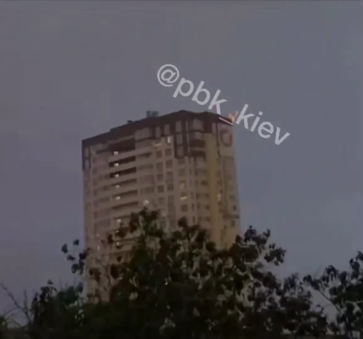В Киеве молния попала в дом и вызвала пожар, другая попала в McDonald's. Видео