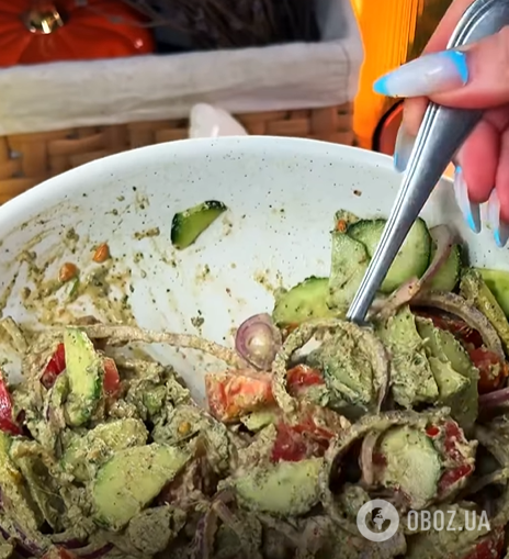 Вкусный грузинский салат из овощей: добавьте пикантную заправку