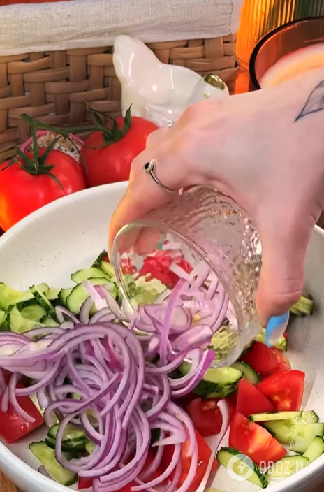 Вкусный грузинский салат из овощей: добавьте пикантную заправку