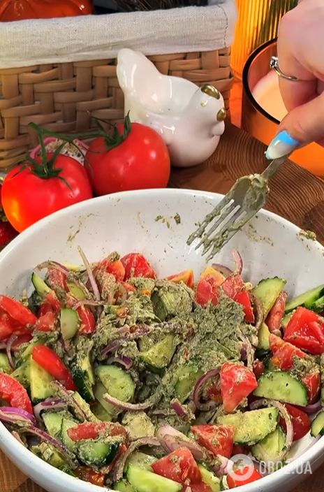 Вкусный грузинский салат из овощей: добавьте пикантную заправку
