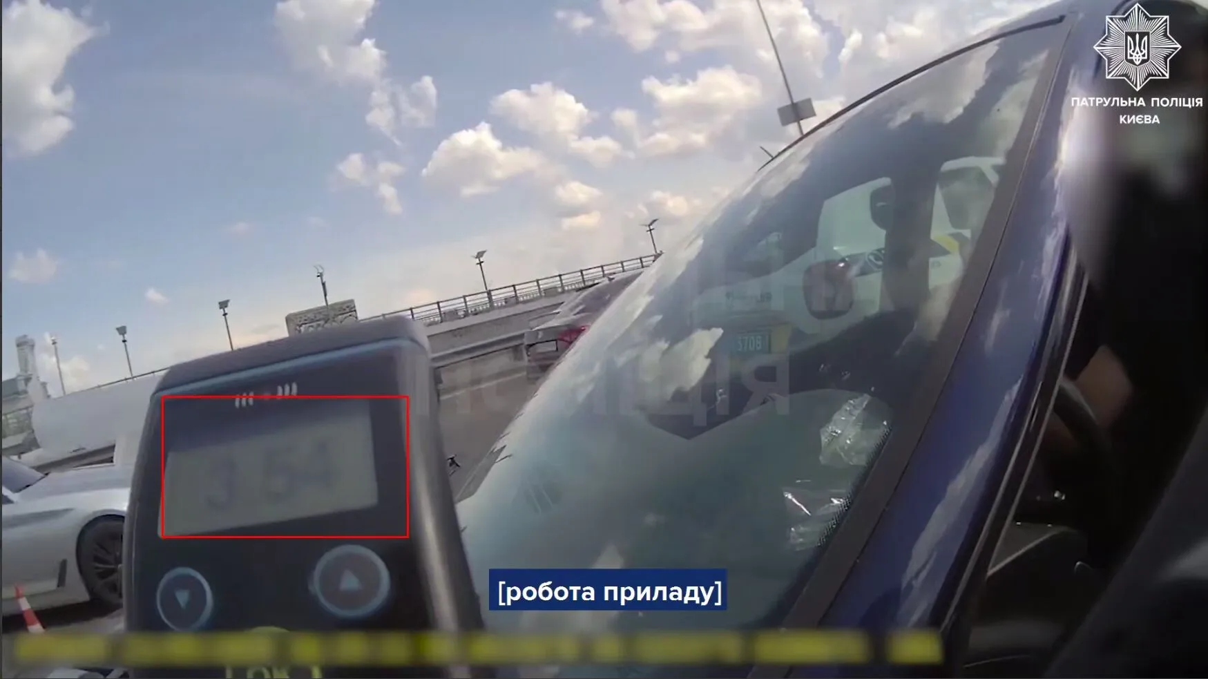 В Киеве пьяный водитель протаранил припаркованное авто: в крови 3,54 промилле и едва держался на ногах. Видео