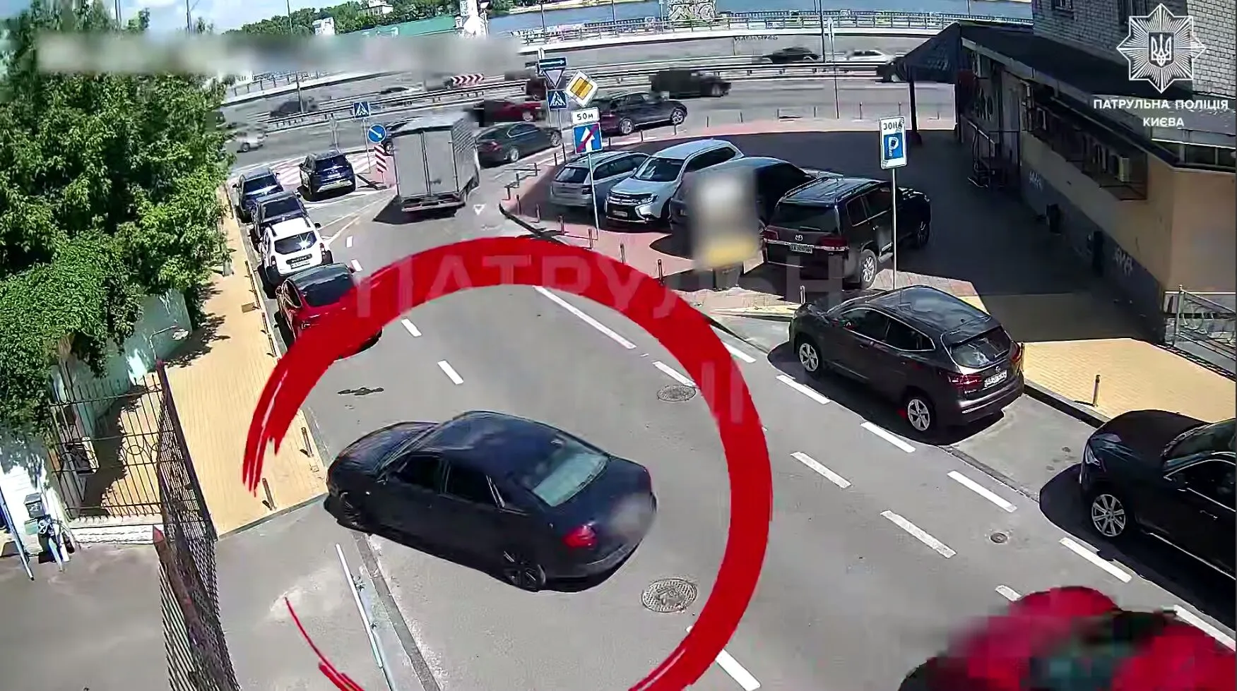 В Киеве пьяный водитель протаранил припаркованное авто: в крови 3,54 промилле и едва держался на ногах. Видео