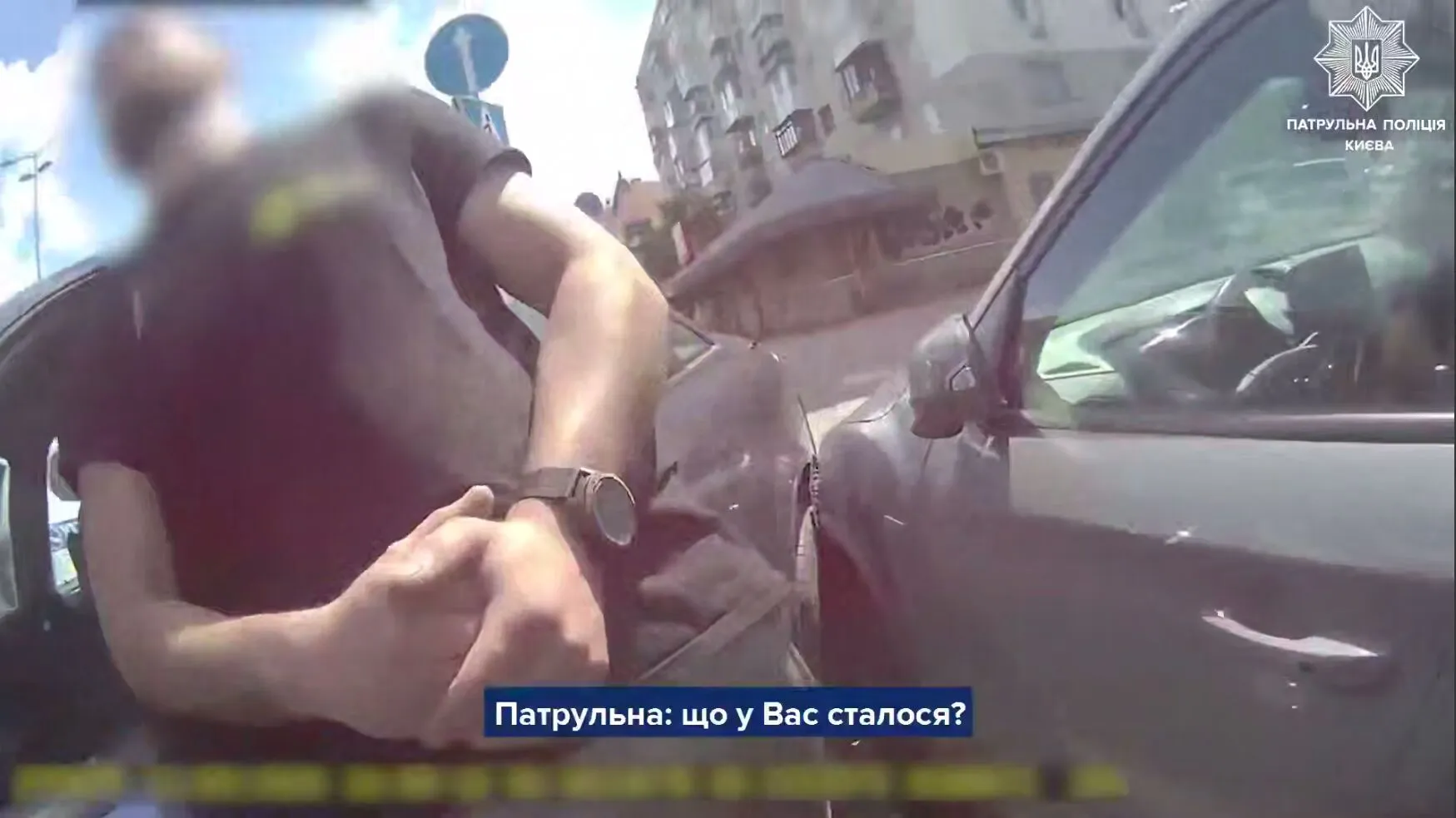 В Киеве пьяный водитель протаранил припаркованное авто: в крови 3,54 промилле и едва держался на ногах. Видео